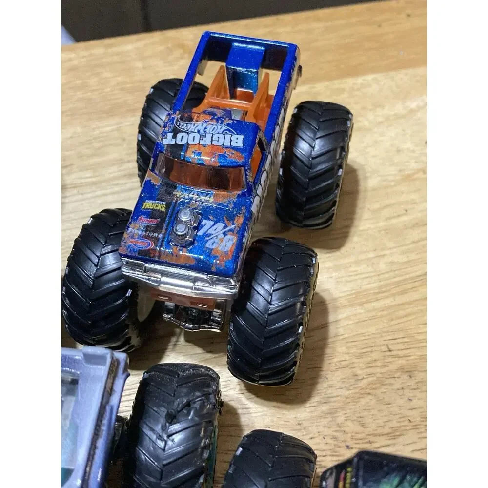 Monster Jam Hot‎ Wheels Small Monster Trucks 1:64 Lot Of 7 Jurassic Bigfoot